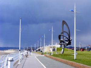 einen Gehweg mit einer Skulptur neben einer Reihe von Straßenbeleuchtung in der Unterkunft STOP at Pendarvis, Stone throw from beach! in Port Talbot