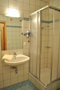 a bathroom with a sink and a shower at Gäste- und Seminarhaus Sölkstub'n in Sankt Nikolai im Sölktal