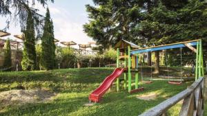 un parque infantil con un tobogán en un patio en Комплекс Боженците релакс, en Bozhentsi