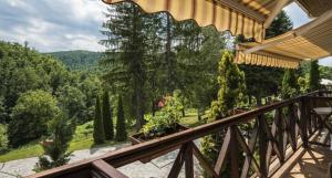 een balkon van een huis met uitzicht op een bos bij Комплекс Боженците релакс in Bozhentsi