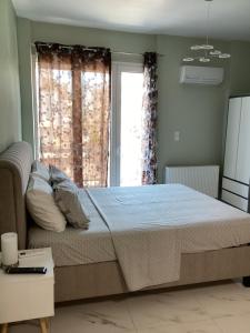 Un pat sau paturi într-o cameră la Modern cosy apartment near Subway to Acropolis