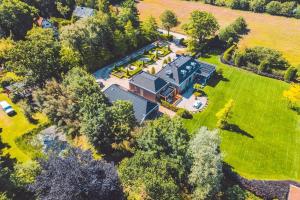 uma vista aérea de uma grande casa com um quintal em Buitenliefde, romantisch verblijf voor 2 personen em Heiloo
