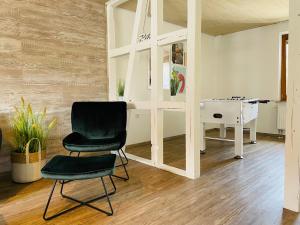 阿爾布施塔特的住宿－Zollernalb-Apartment PR，一间办公室,里面配有两把椅子和一张书桌