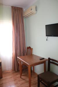 TV a/nebo společenská místnost v ubytování Hotel Premium