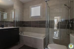 a bathroom with a tub and a toilet and a sink at Les Villas de Castel - villa "Les Muriers" in Castelmaurou +22 photos