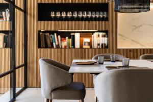 Hotel Casamar في ليافرانك: غرفة طعام مع طاولة وكراسي