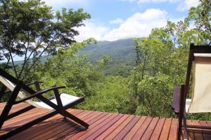 einer Sitzbank auf einem Deck mit Aussicht in der Unterkunft El Respiro Ecolodge in Granada