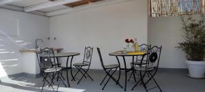 a table and chairs in a room with a counter at Lithos house pt 1p e 2p in Monopoli