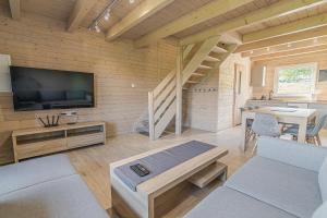 TV i/ili multimedijalni sistem u objektu Wycisznia - drewniane domki całoroczne