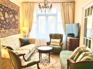 - un salon avec un canapé, une table et des chaises dans l'établissement Maison Trianon 1928, à Quiévrechain