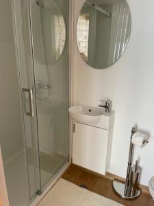 Ένα μπάνιο στο NEW! Glamping House with new hot tub and sauna- Hisa oddiha UPDATED DECEMBER 2025