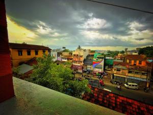 - Vistas a una ciudad con una calle con coches en Shree Sadguru Krupa Yatri Niwas, en Kolhapur