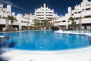Bazén v ubytovaní Bahía Boutique Apartments alebo v jeho blízkosti