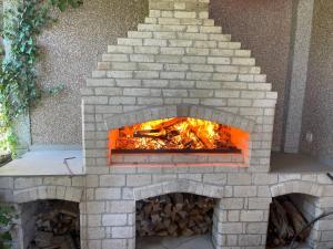 een bakstenen oven met een vuur erin bij My Villa in Jerevan