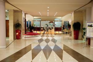 un vestíbulo con macetas en un edificio en Hotel Rafael, en Milán