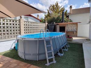 a hot tub in a yard with a ladder at CasaCascante in Cascante