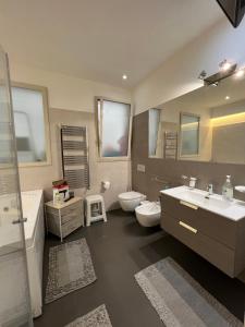 A bathroom at Samcri Luxury Home