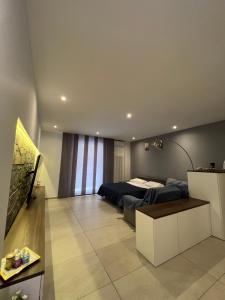 A television and/or entertainment centre at Samcri Luxury Home