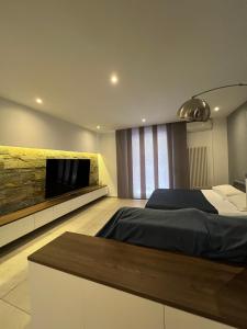 A bed or beds in a room at Samcri Luxury Home