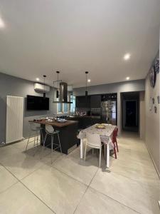 A kitchen or kitchenette at Samcri Luxury Home