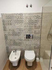 a bathroom with a toilet and a sink at Villas Camargo.suites in Camargo