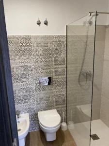a bathroom with a toilet and a shower at Villas Camargo.suites in Camargo