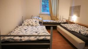 3 literas en una habitación con ventana en Monteurwohnung Spartan Oelsnitz am Hegebach Self Check-in en Oelsnitz