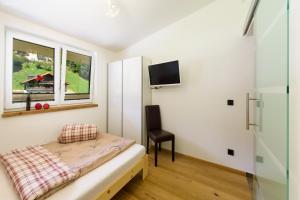 大韋內迪格山麓諾伊基興的住宿－Apartment Melina，一间小卧室,配有床和窗户