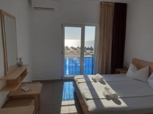 ein Hotelzimmer mit einem Bett und Meerblick in der Unterkunft Hotel Vraja Marii in Eforie Nord