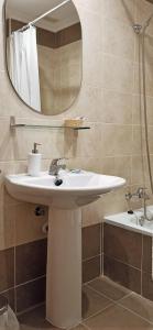 a bathroom with a sink and a mirror at Tordesillas, Miralduero in Tordesillas