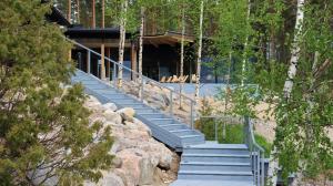 un conjunto de escaleras frente a un edificio en Pistohiekka Resort, en Puumala