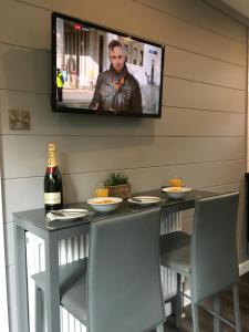 TV a/nebo společenská místnost v ubytování P23 - Studio Pod with Hot Tub