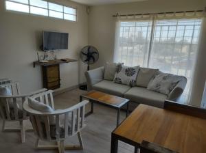een woonkamer met een bank en een tafel bij Wind Puerto Madryn in Puerto Madryn