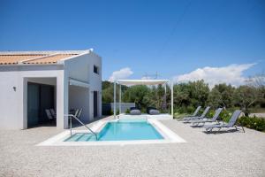 Bazén v ubytování Naiades Villas nebo v jeho okolí