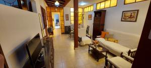 - un salon avec un canapé et une table dans l'établissement Casa de La Lila, à Salta