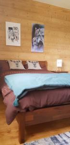 Postel nebo postele na pokoji v ubytování maison du haut de FREYDON ambiance Montagne