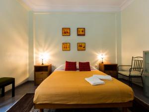 バレンシアにあるTotal Valencia El Carmen (Leisure & Culture)のベッドルーム1室(大型ベッド1台、ランプ2つ付)