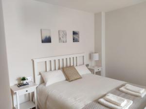 A bed or beds in a room at Coco Pardal, Pontevedra