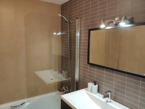 A bathroom at Coco Pardal, Pontevedra