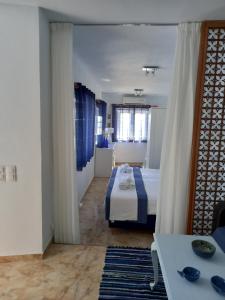 um quarto com uma cama e uma mesa num quarto em Anthie's shore house em Istérnia