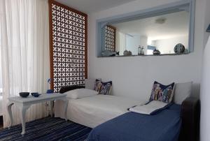um quarto com 2 camas, um espelho e uma mesa em Anthie's shore house em Istérnia