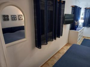 Кровать или кровати в номере Anthie's shore house