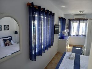 Кровать или кровати в номере Anthie's shore house