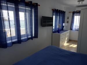 Кровать или кровати в номере Anthie's shore house