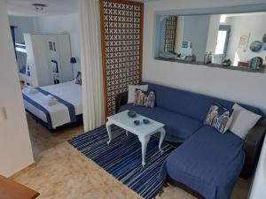 Кровать или кровати в номере Anthie's shore house