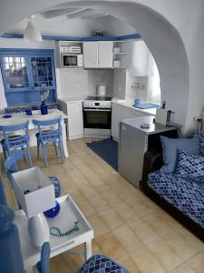 Кухня или мини-кухня в Anthie's shore house
