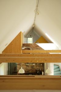 una habitación en el ático con una escalera de madera en una casa en Gransäng Loft House en Nässjö