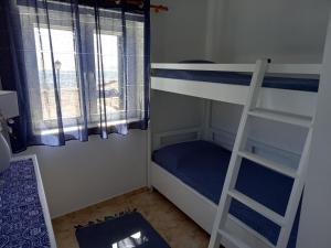 Кровать или кровати в номере Anthie's shore house