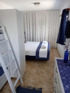 Кровать или кровати в номере Anthie's shore house