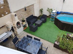 un cortile con tavolo, sedie e piscina di Chez Sabine a Magny-Cours